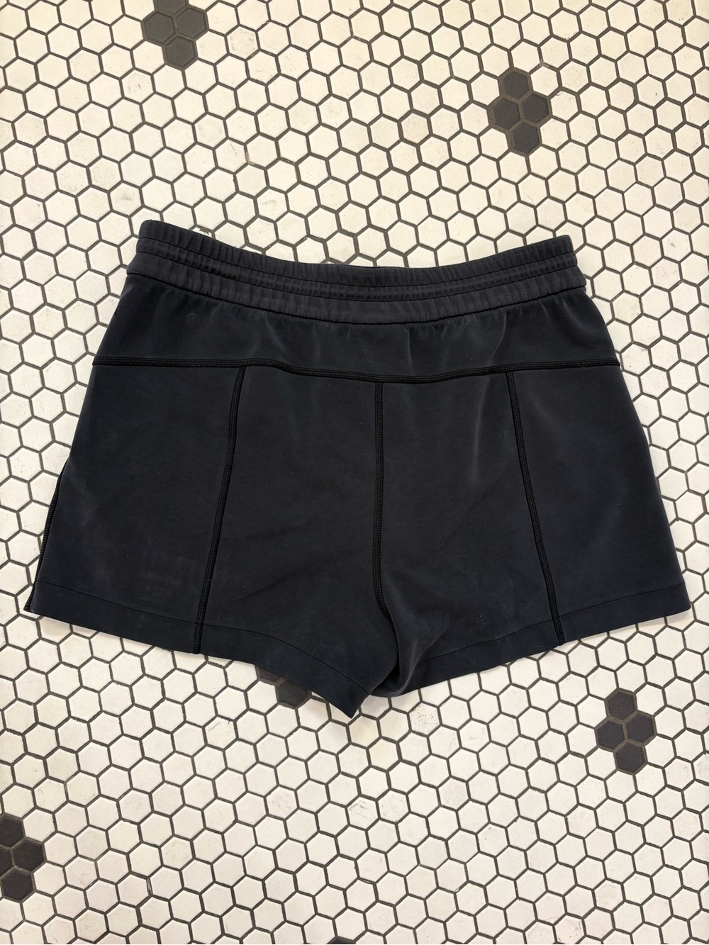 Lululemon Softstreme High-Rise Shorts 4” – Black – Size 10 - Picture 9 of 14